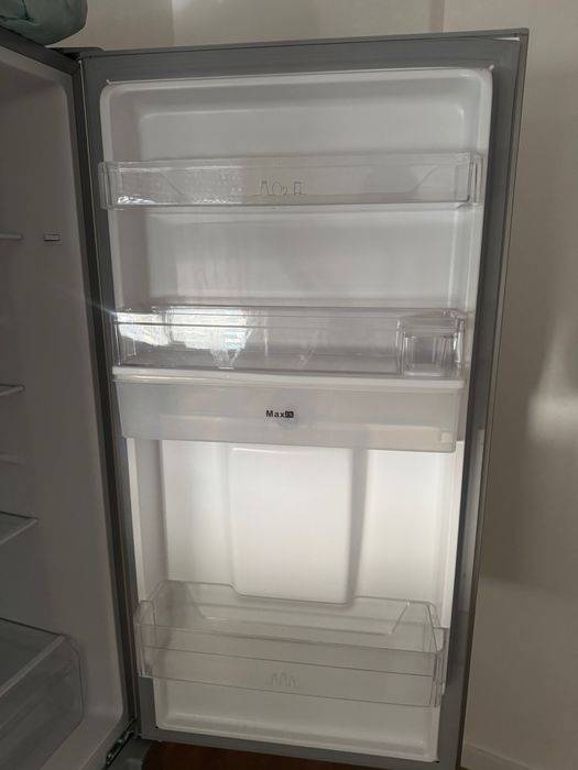 Frigorífico Kunft com dispensador de água