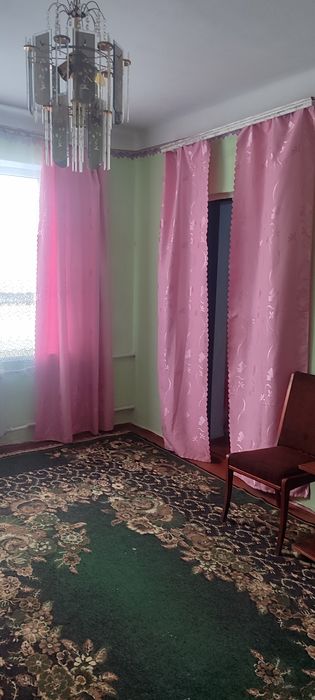 Продається трикімнатна квартира