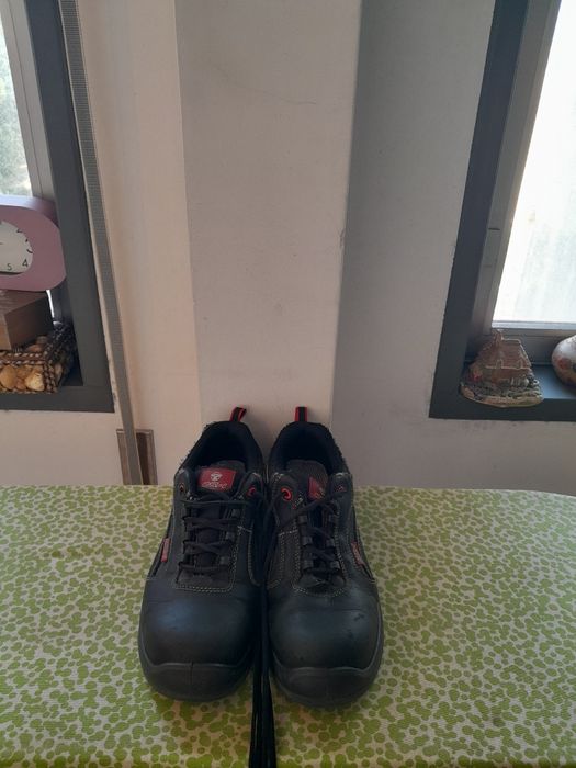 Vendo Sapatos de Senhor muito bonitos em bom estado são de Biqueira de Aço