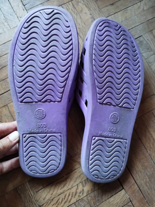 Chinelos rosa com lantejoulas & Chinelos roxos com estrela do mar