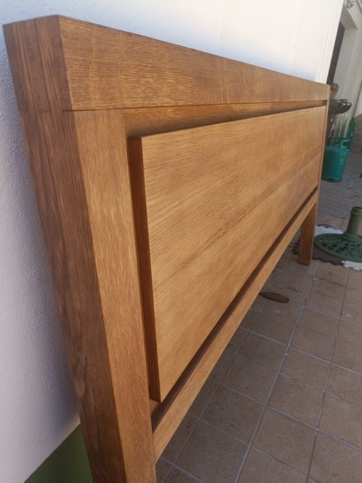Cabeceira de cama de carvalho maciço.