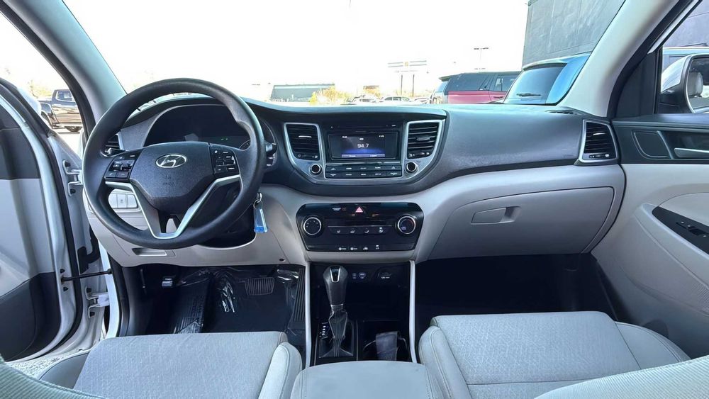 Hyundai Tucson SE      2017