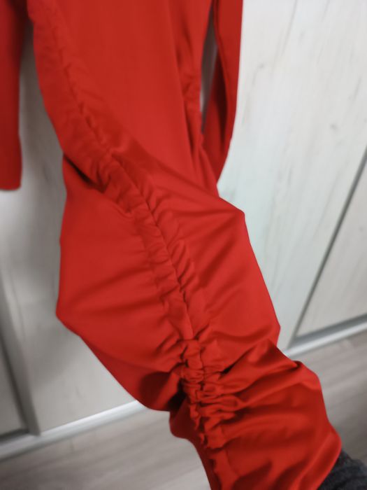 Sukienka czerwona marszczona uni