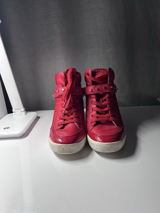 Взуття Guess червоне