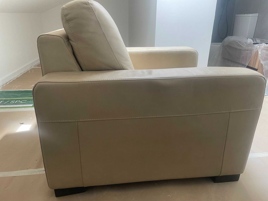 Sofa em pele, muito pouco usado, em excelente estado.