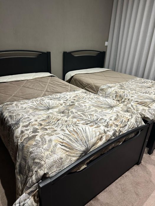 Duas Camas pretas solteiro com colchão e estrado