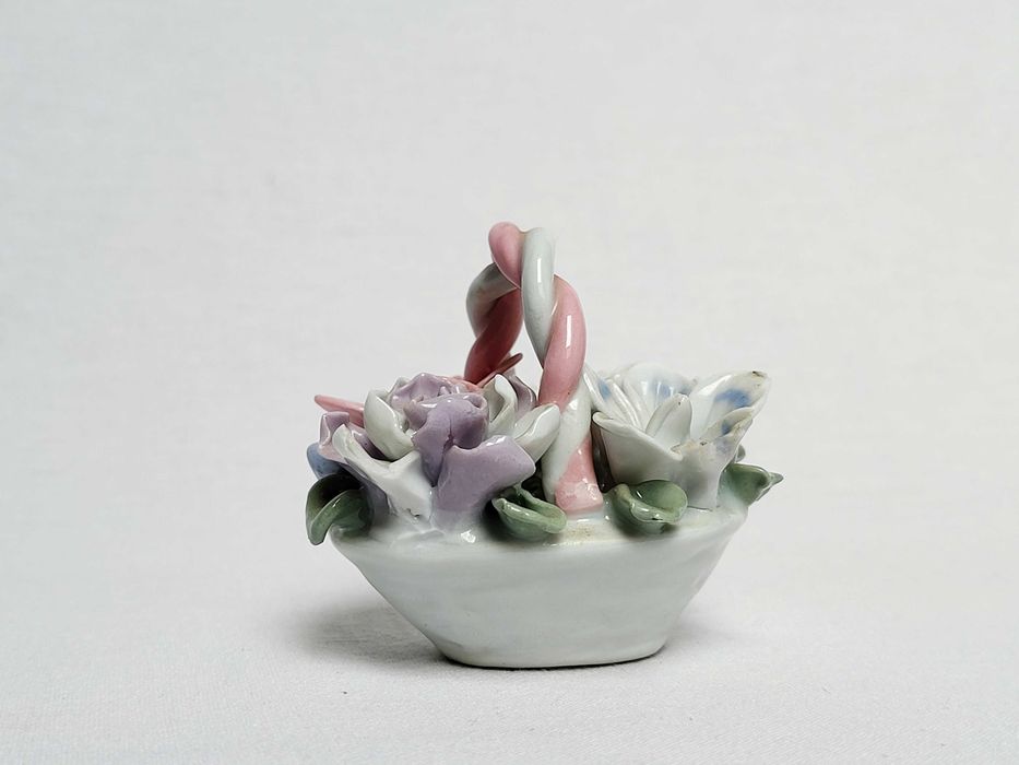 Koszyczek Porcelanowy z Kwiatami – Kompozycja Florystyczna