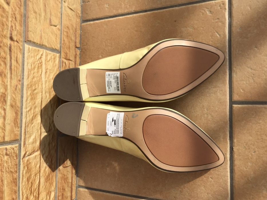 Żółte lakierowane buty czółenka od Clarks w roz 41