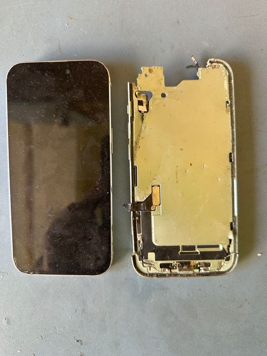 iPhone 15 2шт на запчастини