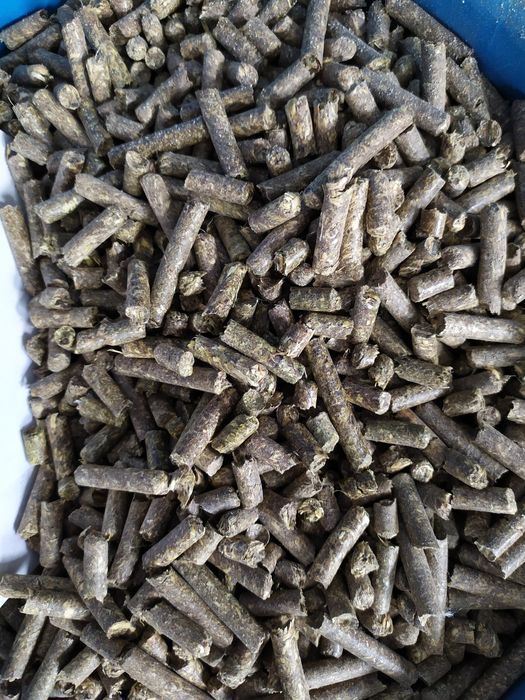 Люцерна в гранулах жом комбікорм для кролів сухе молоко сіно гранульов