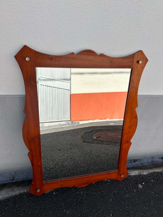 Espelho com Moldura em Madeira
