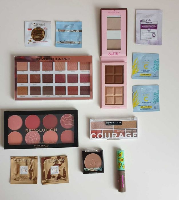 Zestaw kosmetyków cienie, róże, bronzer, do brwi + gratisy  REVOLUTION