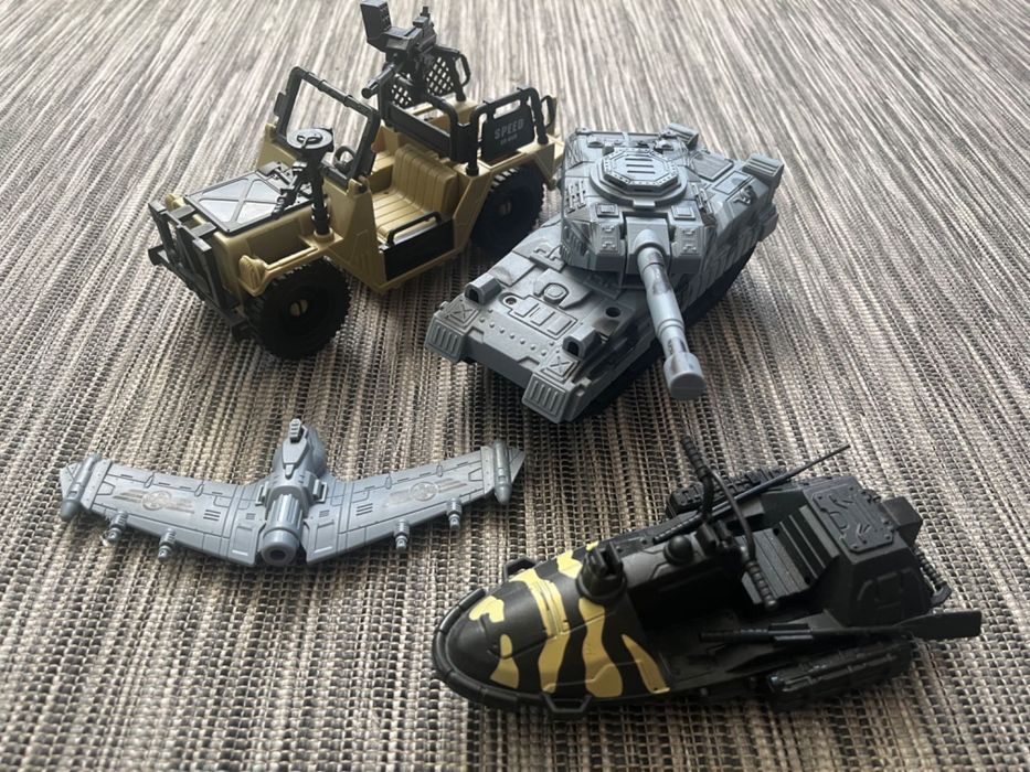 Zestaw wojskowy plus łódź.