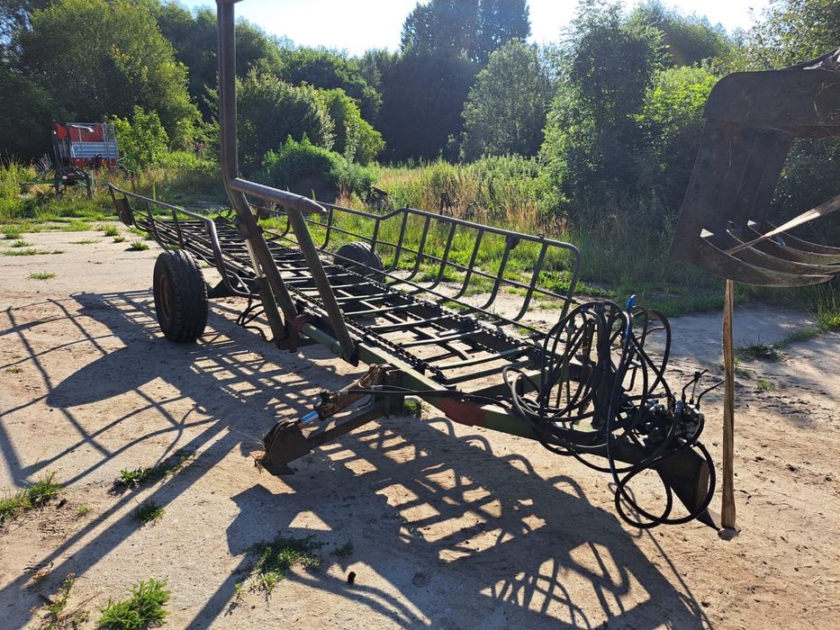 Przyczepa samozaładowcza do balotów