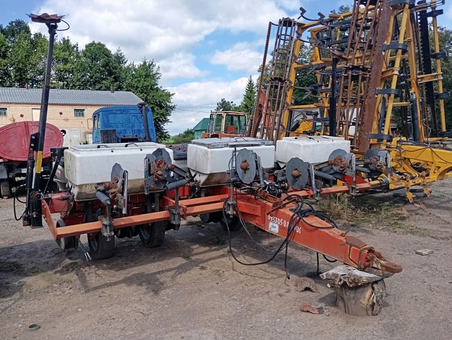 Продається сівалка пневматична Massey Ferguson 555 6
