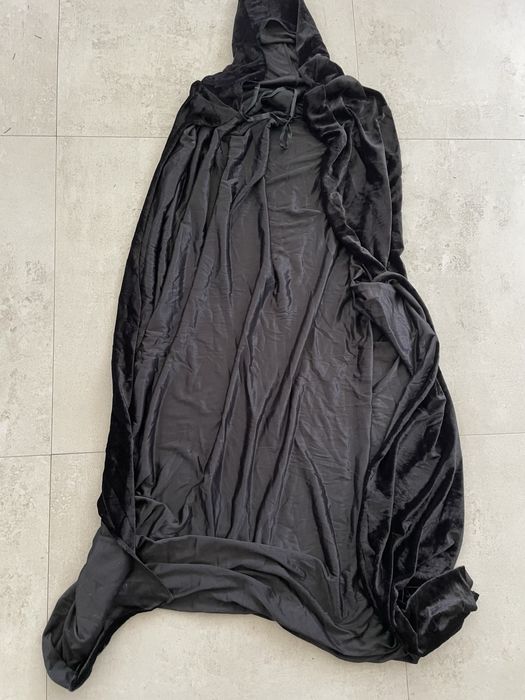 Kostium stroj przebranie roz.Uni Peleryna czarna dluga z kapturem