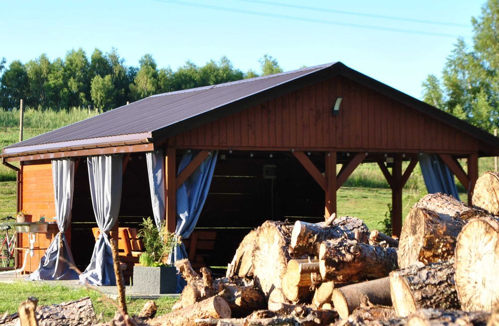 Domki letniskowe nad jeziorem w Poroście