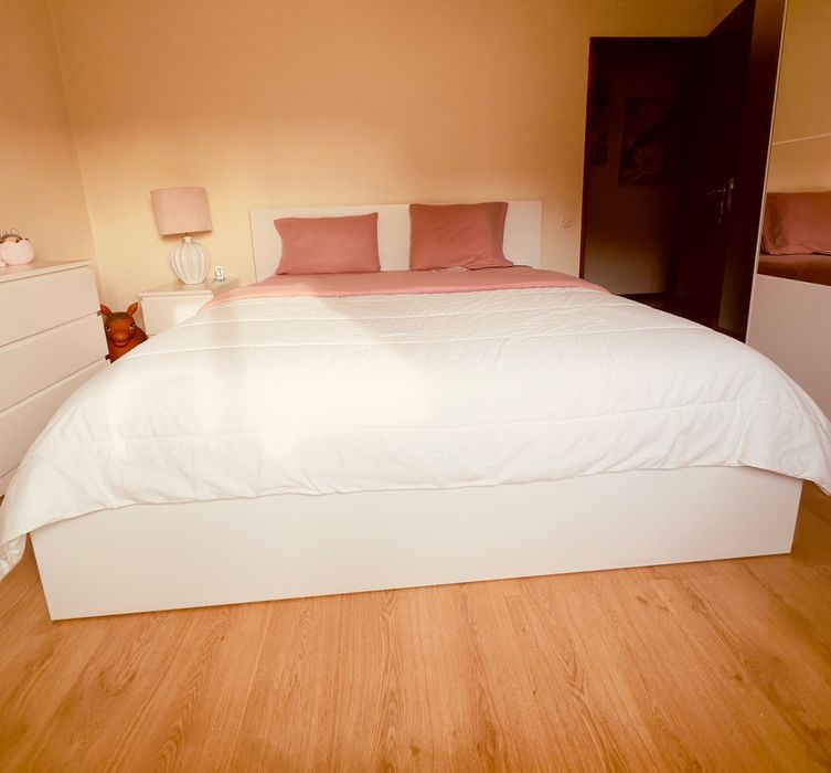 Cama com arrumação , ofereço o estrado