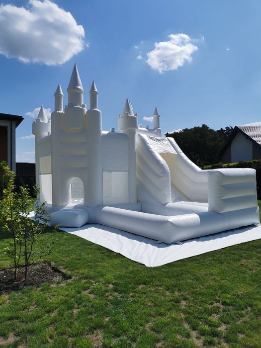 Biały dmuchany zamek Dmuchaniec Dmuchańce