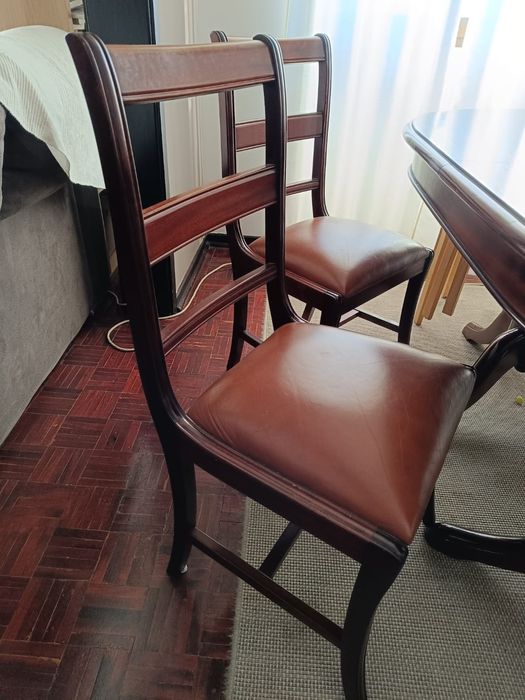 Conjunto Mesa de Jantar em Madeira Maciça + 4 Cadeiras