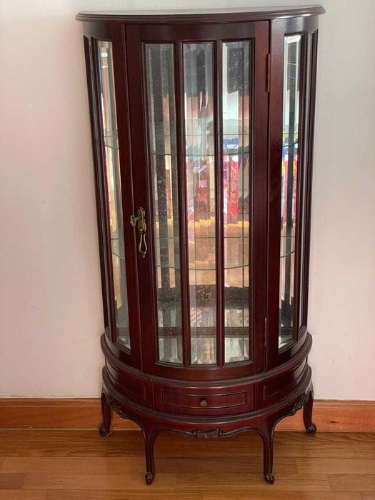 Móvel Cristaleira / Vitrine Meia-Lua em Madeira Clássica com Vidro