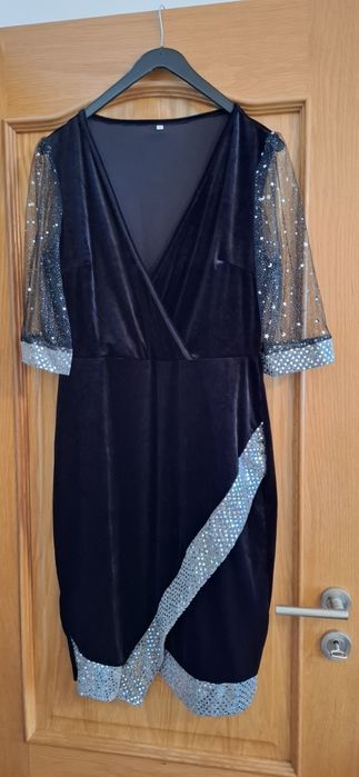 Vestidos em bom estado.