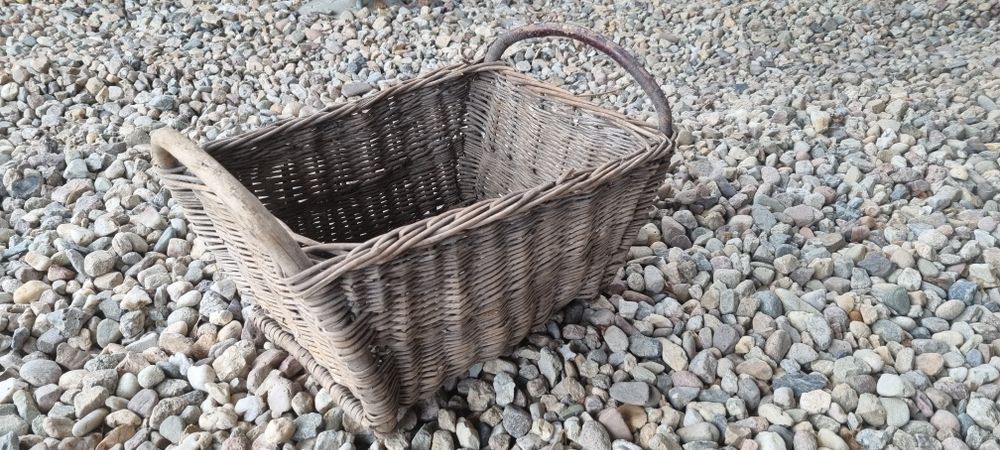 Stary wiklinowy kosz zabytek