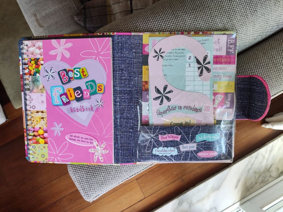 Livro "Best Friends Forever"/" Melhores amigas para sempre"/"BFF"