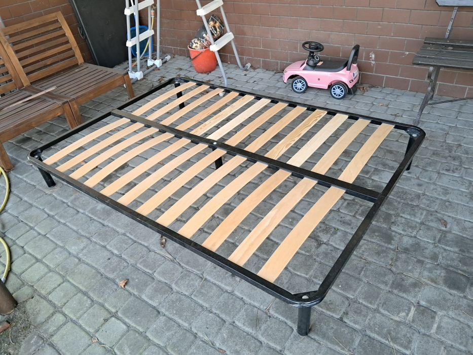 Sprzedam rame stalową czarną do łóżka ze stelazem .wymiary 140x200