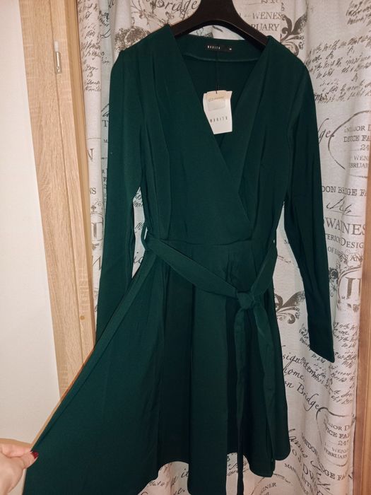 Kopertowa krótka sukienka z paskiem na długi rękaw rozkloszowana