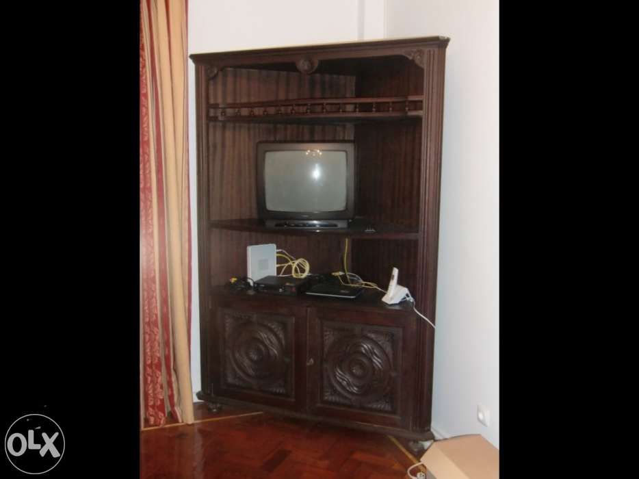 Móvel de canto em madeira maciça.