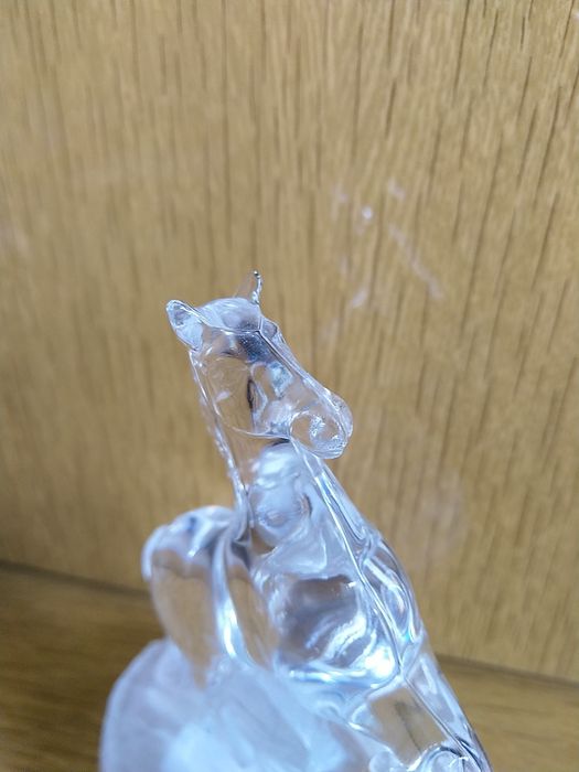 Kryształowa figurka konia.
