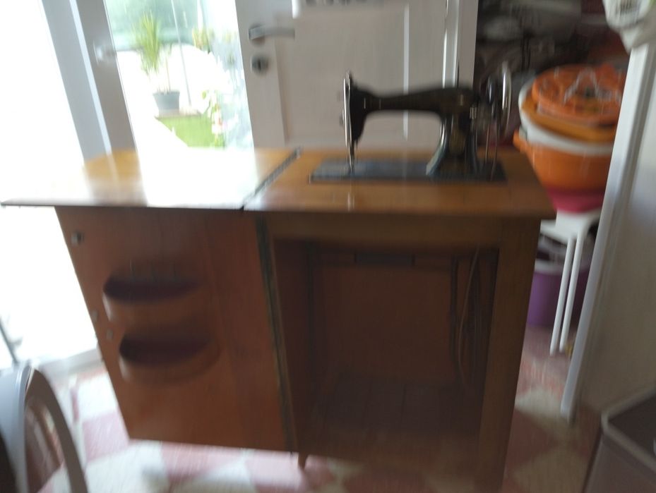 Máquina de costura Singer antiga em móvel