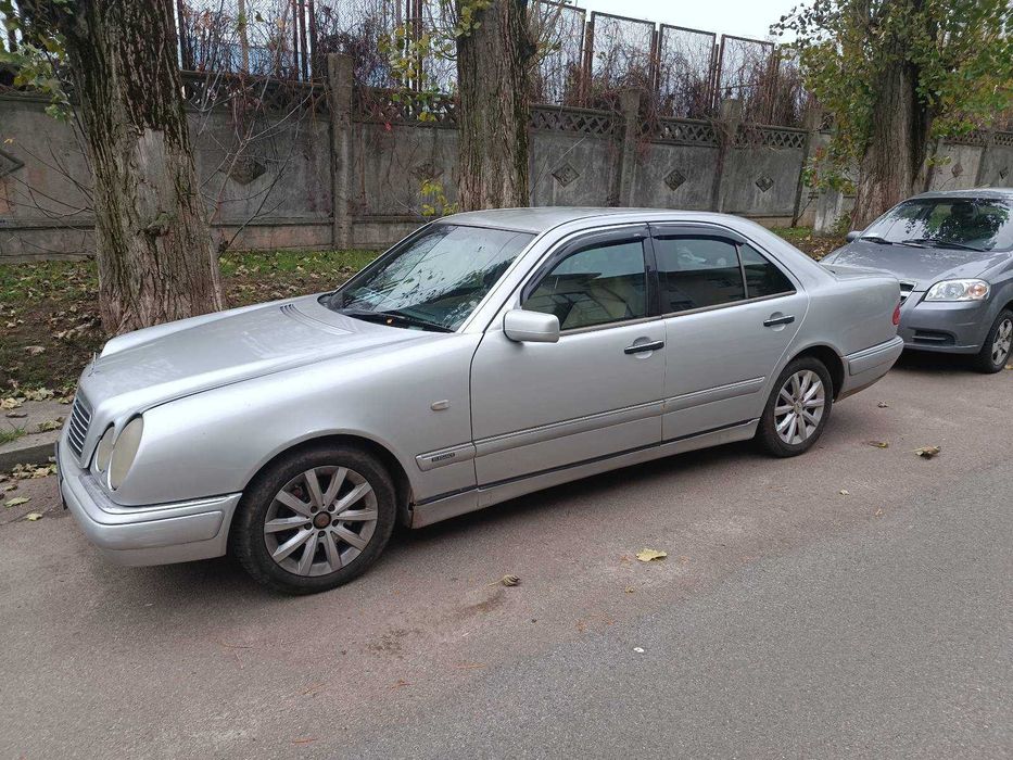 Mercedes-Benz E320