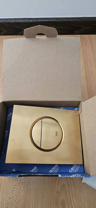 Placa descarga Grohe_ Nova Cosmopolitan S_ Dourada escovado