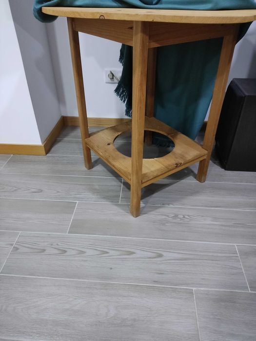 Mesa redonda com espaço braseira