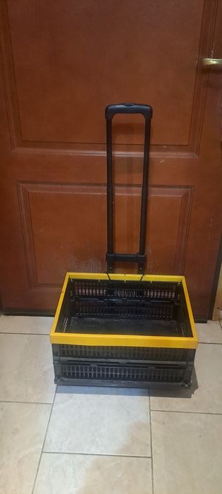 Podręczny składany  wózek transportowy ze skrzynką.