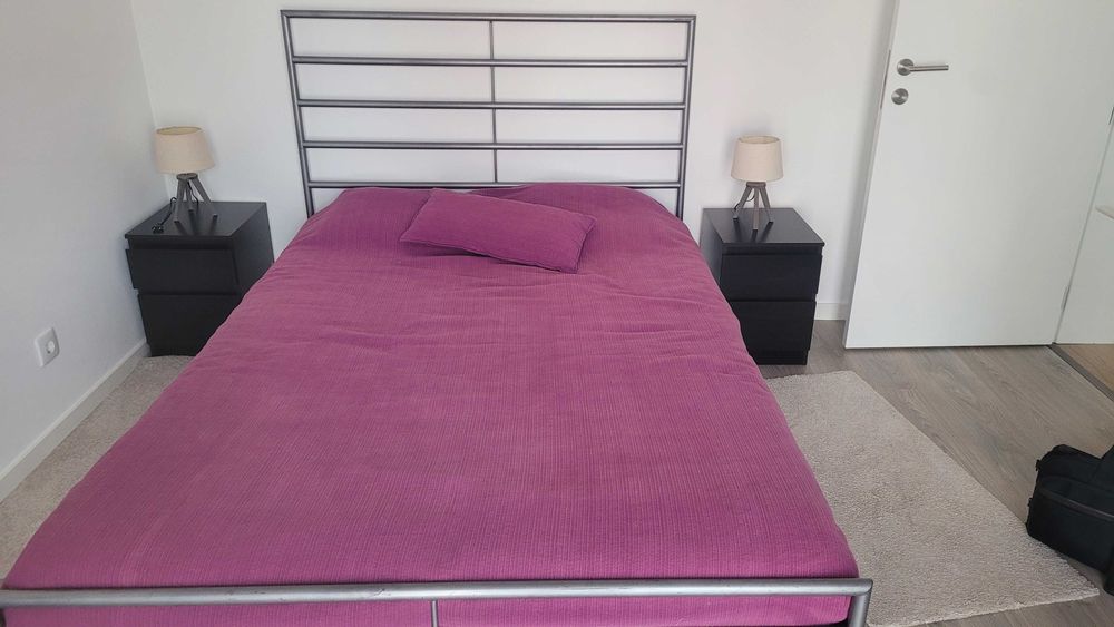Cama de Casal + colchão + mesas de cabeceira