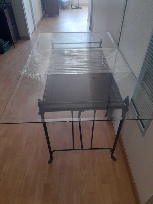 conjunto de mesa com 4 cadeiras e movel