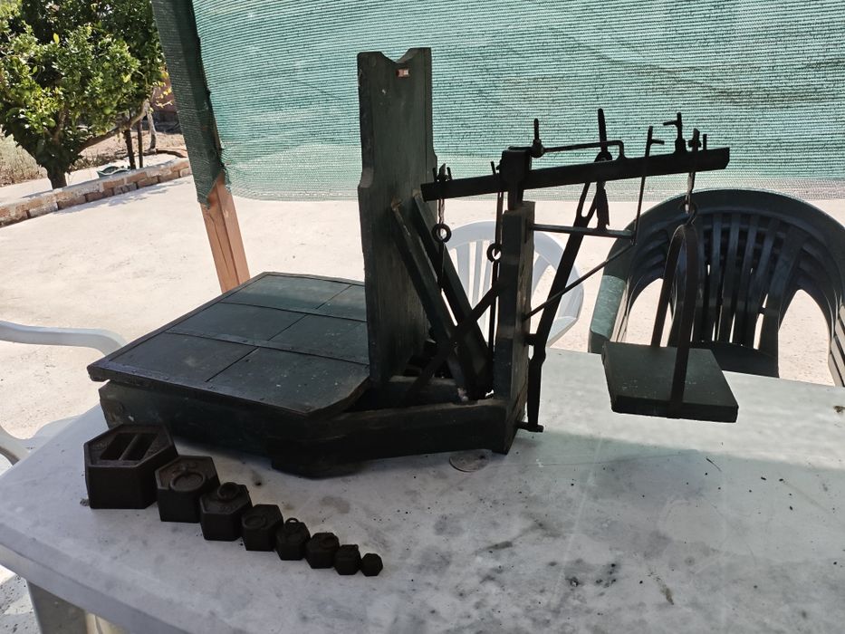 Balança antiga com pesos