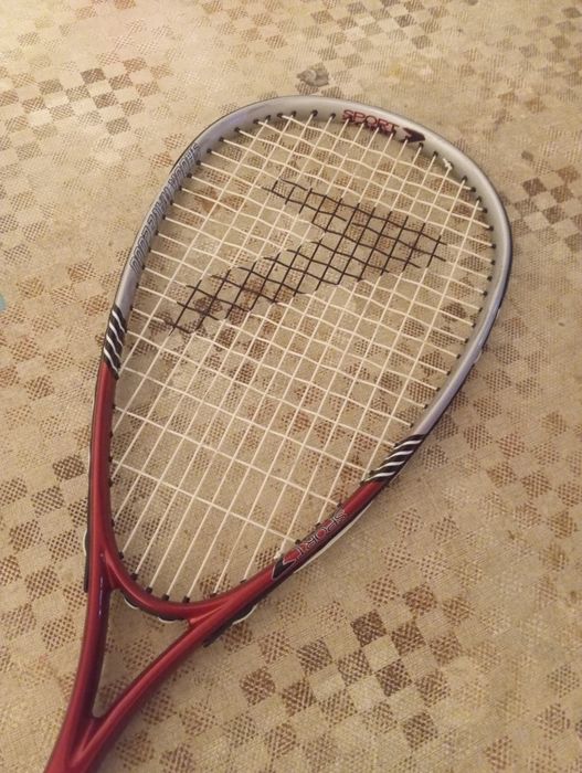 Vendo raquete de squash com pouco uso.