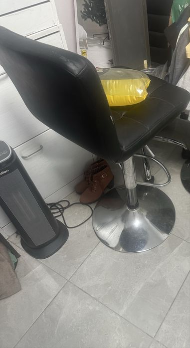 Varios moveis e 2 moveis giratorios