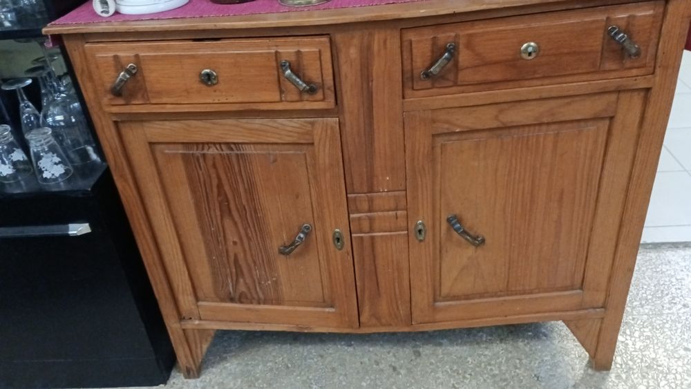 Móvel de madeira com gavetas e portas