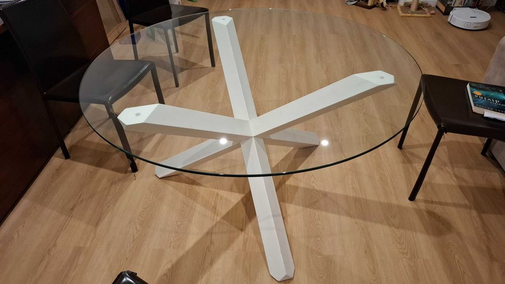 Mesa de sala redonda branca com tampo de vidro 1,30m Banakk
