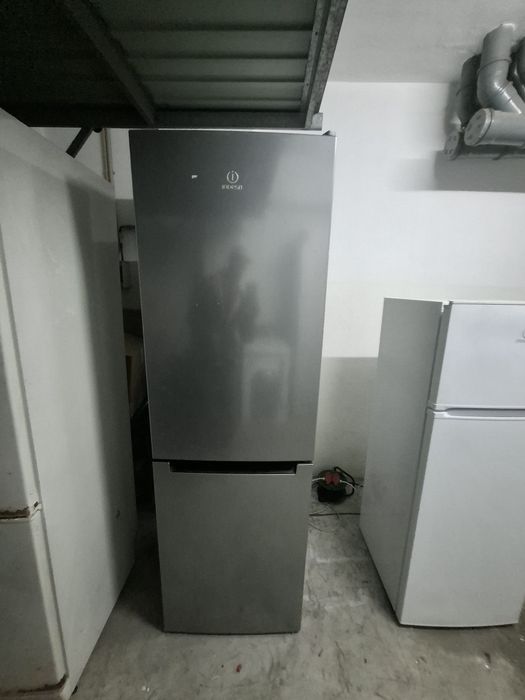 Frigorífico indesit a um preço acessível 1.87 altura 0.59 largura e 0.59 profundidade