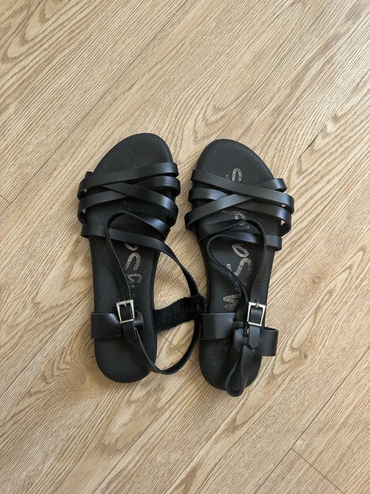 Шкіряні босоніжки на плоскій підошві