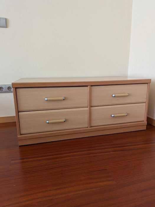 Moveis quarto solteiro. Cama, cómoda, camiseiro