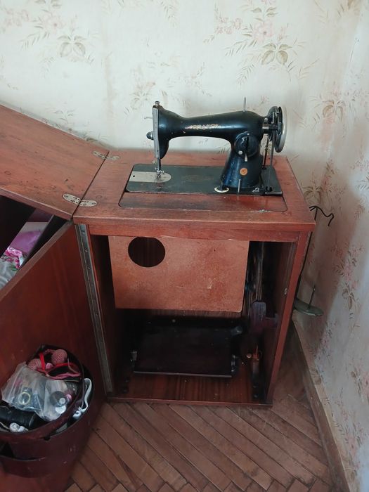 Продам ножну швейну машинку б/в