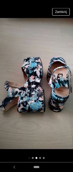 Buty na grubej podeszwie . Platformy