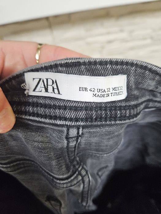 Super modne spodnie jeansowe damskie czarne Zara rozmiar 42 z przetarc